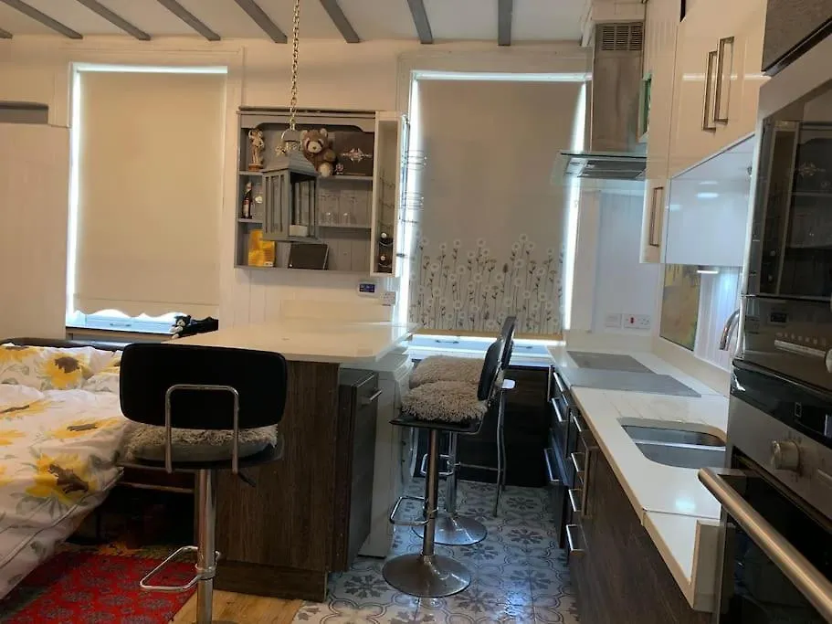 One Bedroom Apartment In Heart Of Brighton