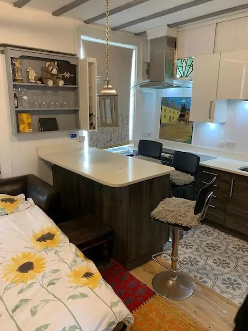 One Bedroom Apartment In Heart Of Brighton